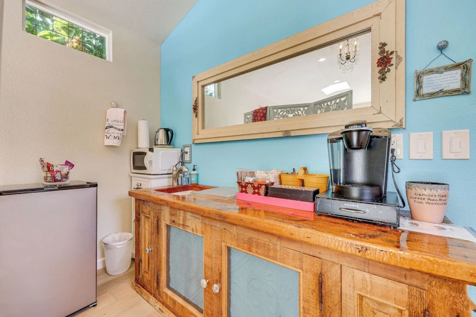 Romantic Casita w/ Garden + Deck 2 Miles to Plaza!