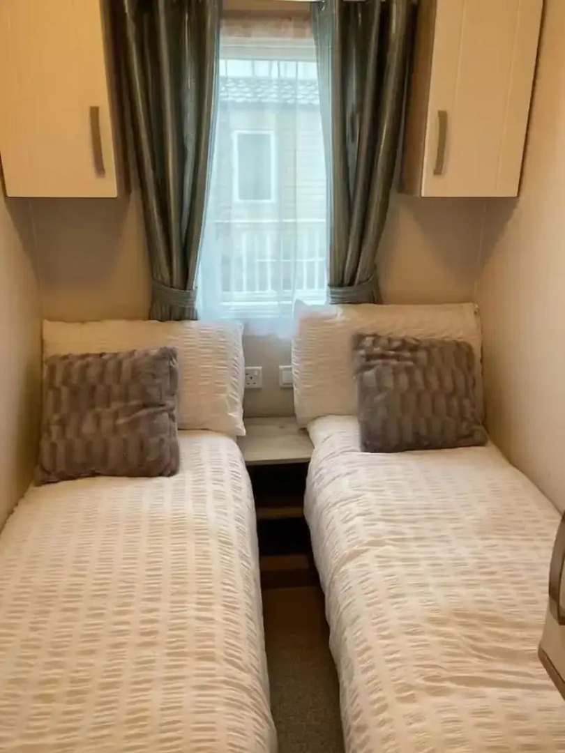 Caravan-sleep8-hottub-freep-balcony-familyfriendly