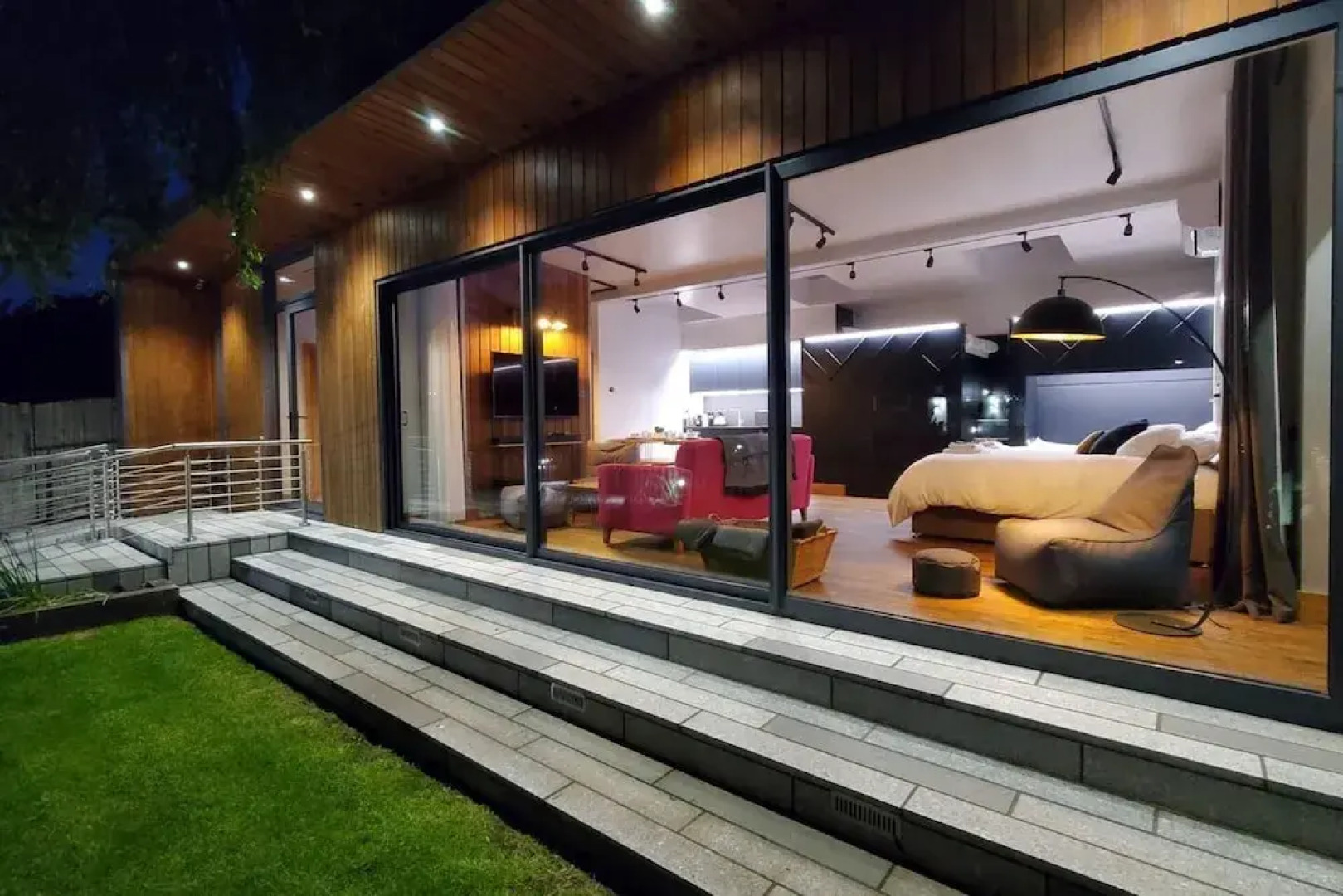 The Cedarwoods - Luxury Studio for 5!