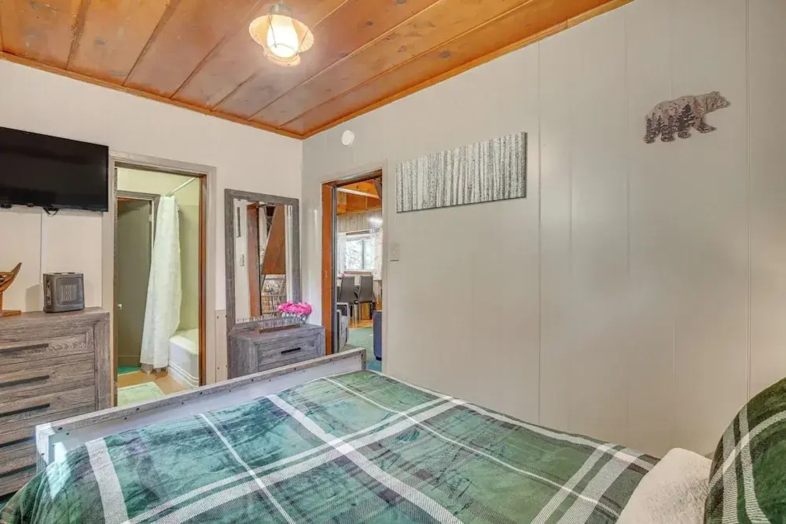 Cozy Crestline Cabin w/ Mountain-view Balcony!