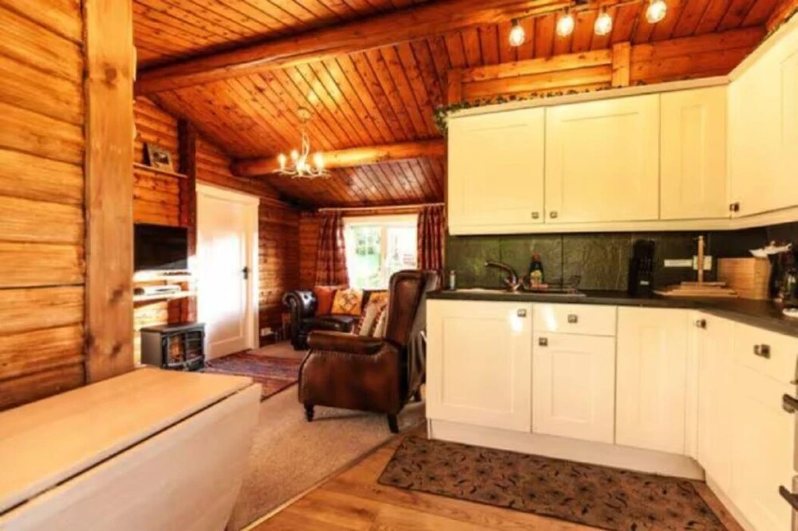 Cozy Mountain 2 Bed Log Cabin