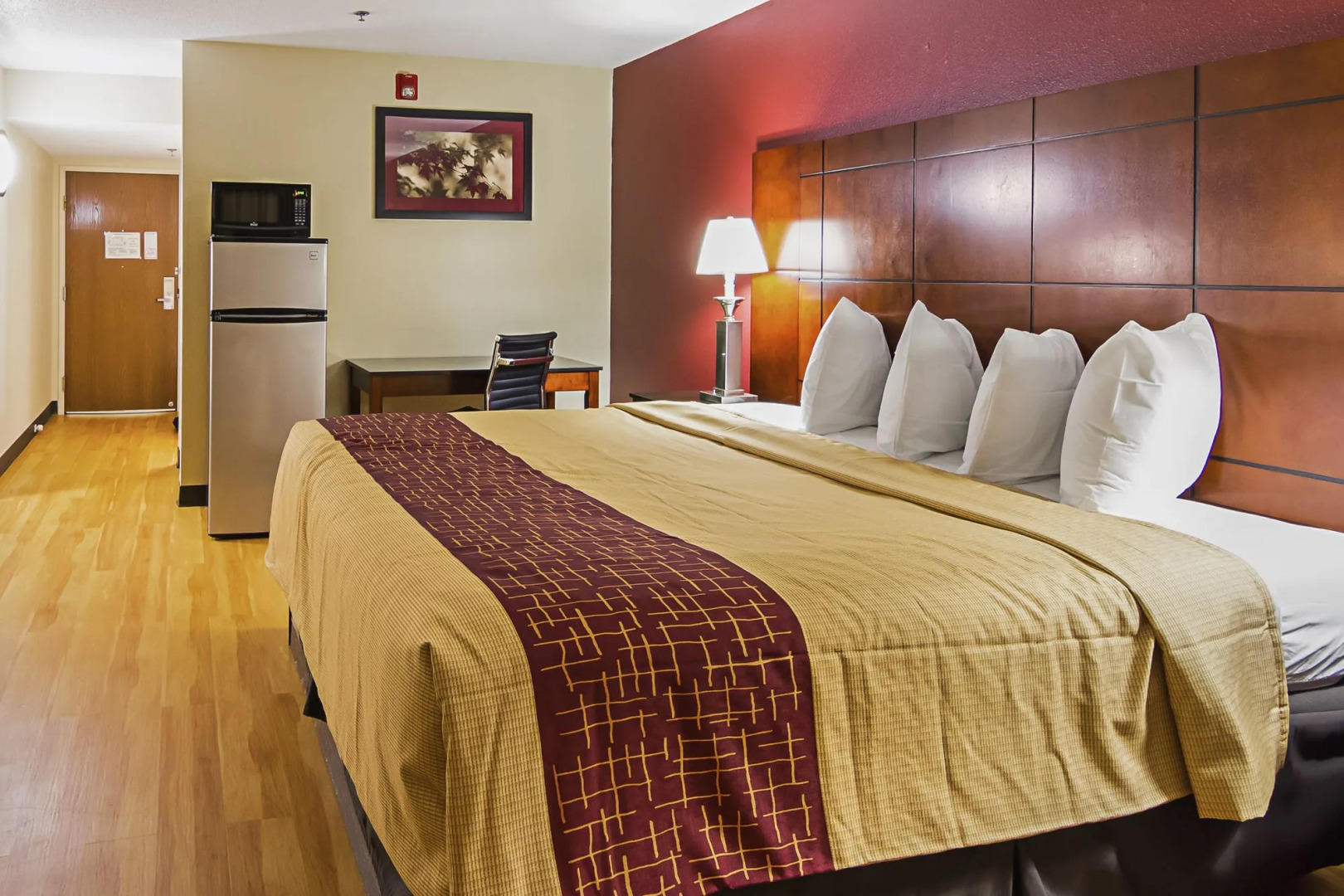 Red Roof Inn & Suites Fayetteville - Fort Bragg