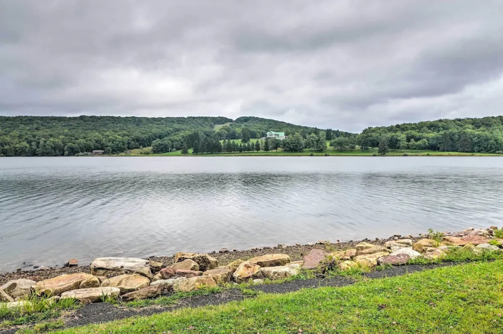 'the Eagles Nest at Alpine' Cabin w/ Fireplace!