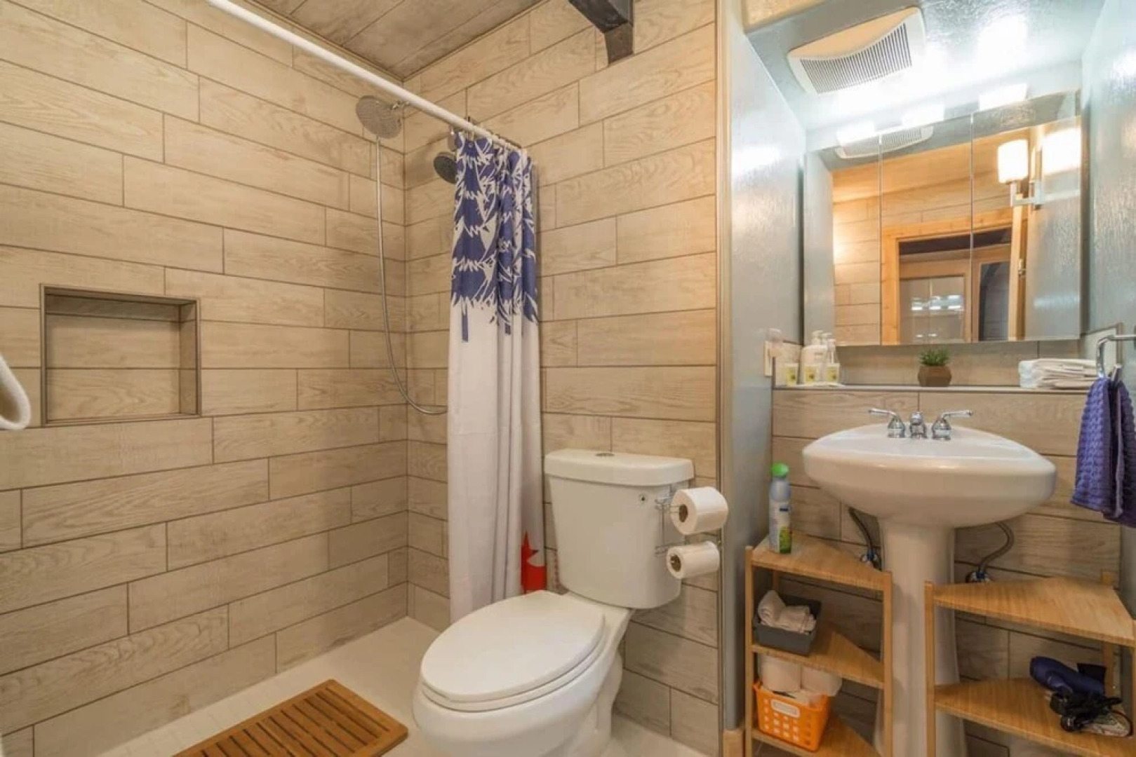 High Pines Hideaway by Avantstay - Newly Remodeled in Tahoe Donner With Hot Tub!