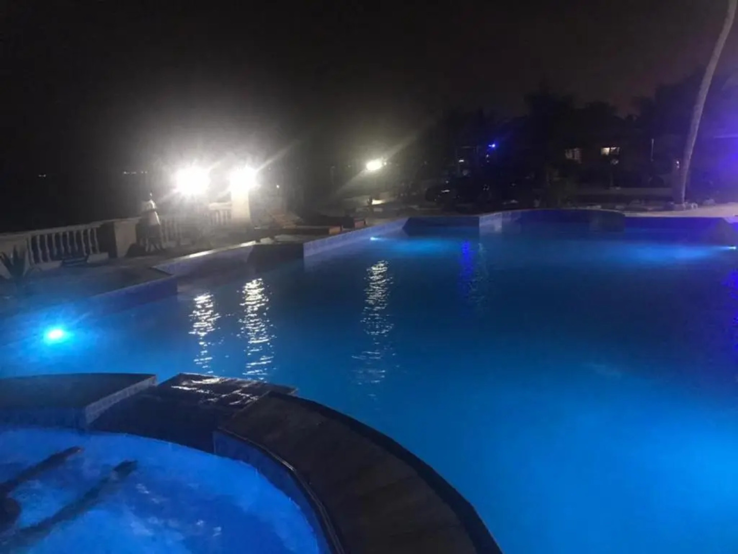 Coconut Pointe Villa & Beach Resort