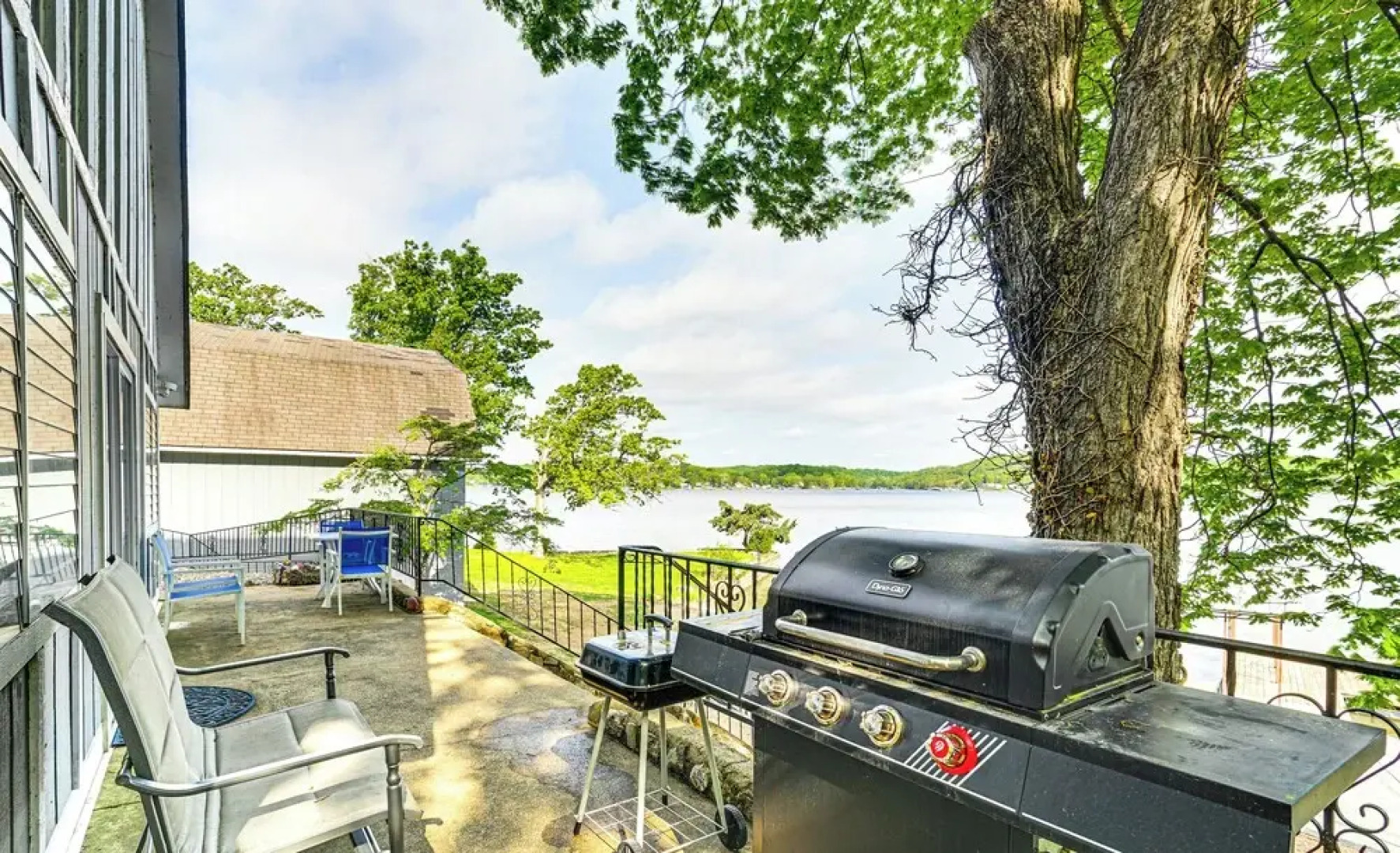 Waterfront Yard, Dock + Game Room: Linn Creek Home