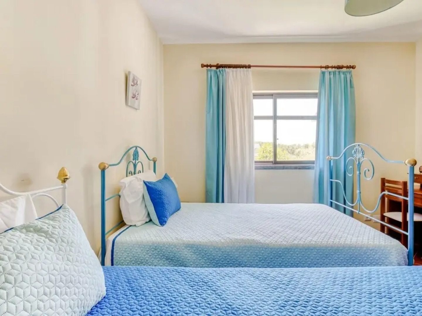 Carcavelos Villa With Pool