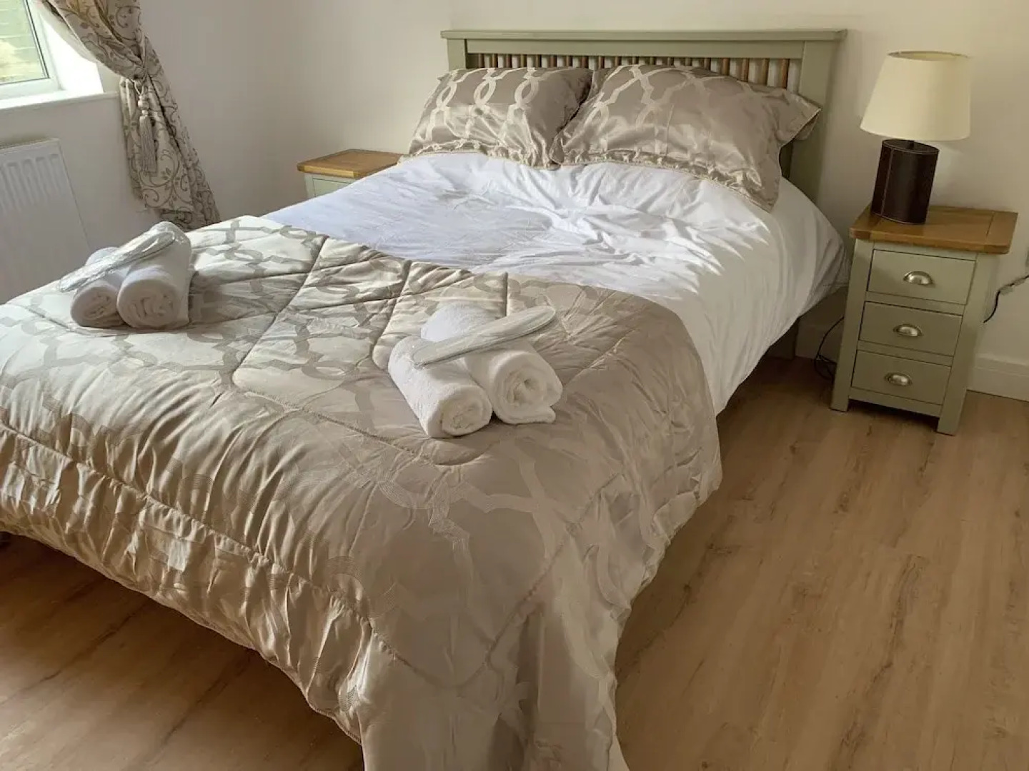 Vale View - Sleeps 6 - Pets Ok - Garden - Parking