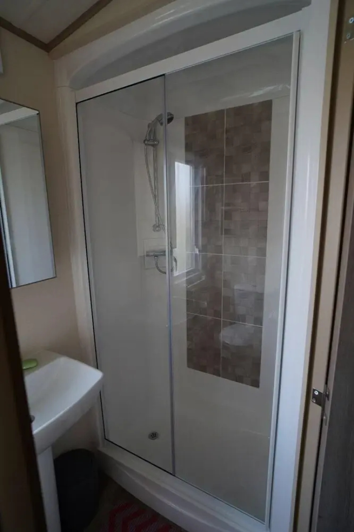 Stunning River View 2 Bedroom Caravan With Decking