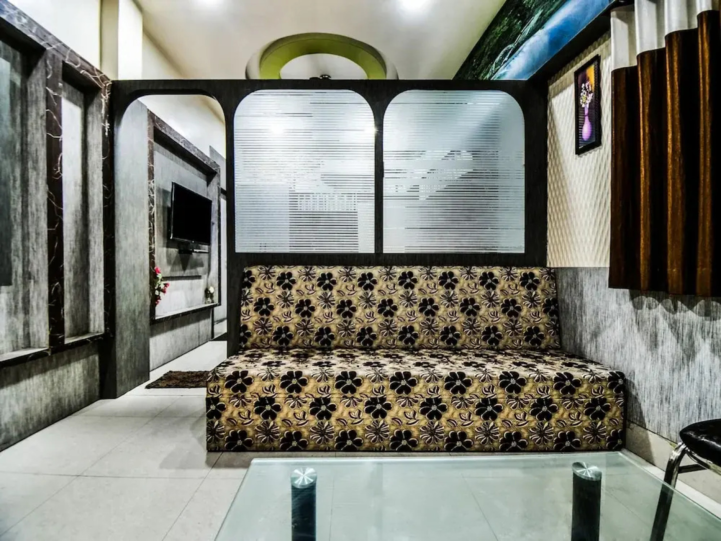 Oyo 28557 Hotel M V International