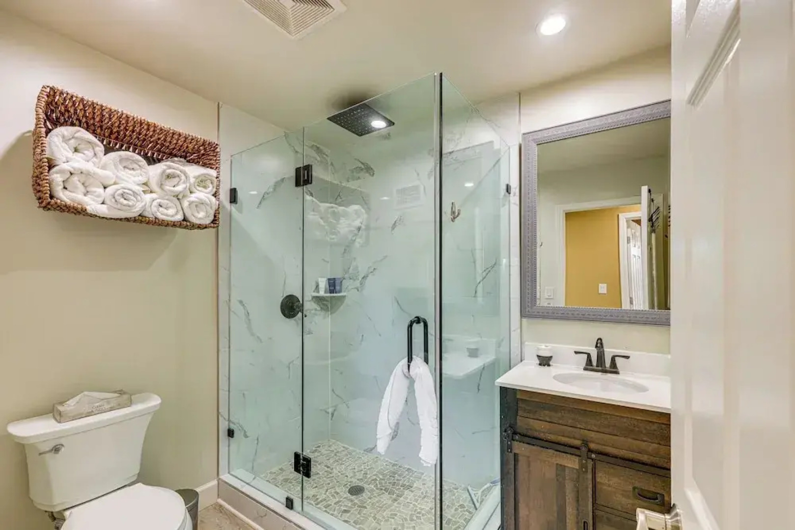 Wraparound Deck & Grill: Wrightwood Cabin Near PCT