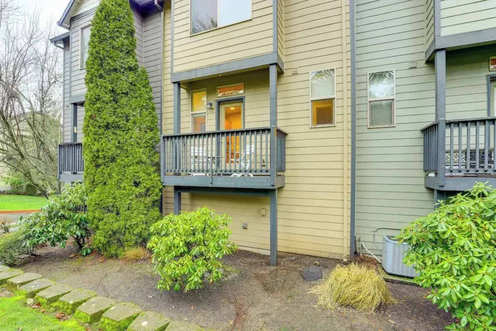 Walk to Mcmenamins Edgefield: Inviting Townhome!