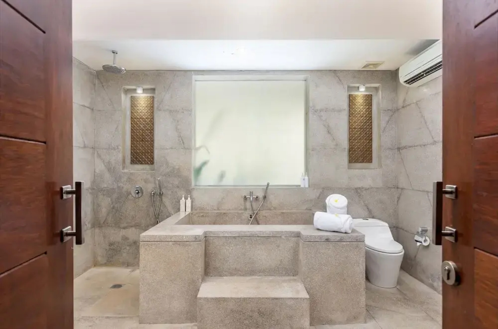 Wonderful Oceanfront 3 Br Villa in Seminyak