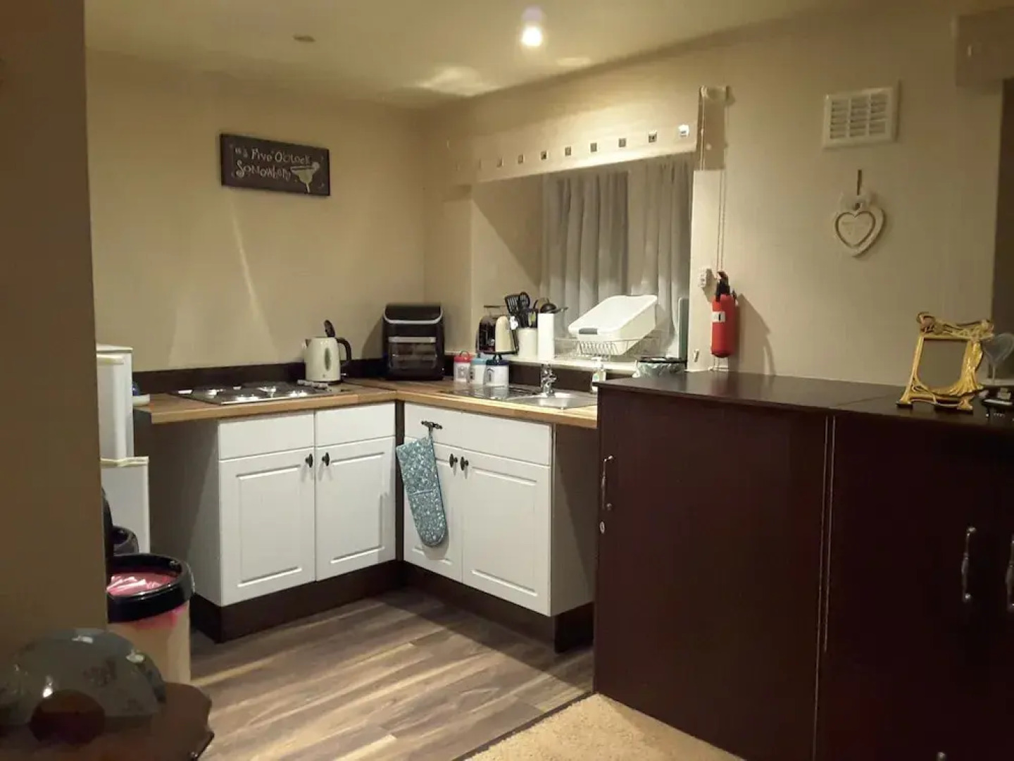 2 Bed Apartment 2 Mins Walk Away From the Beach!