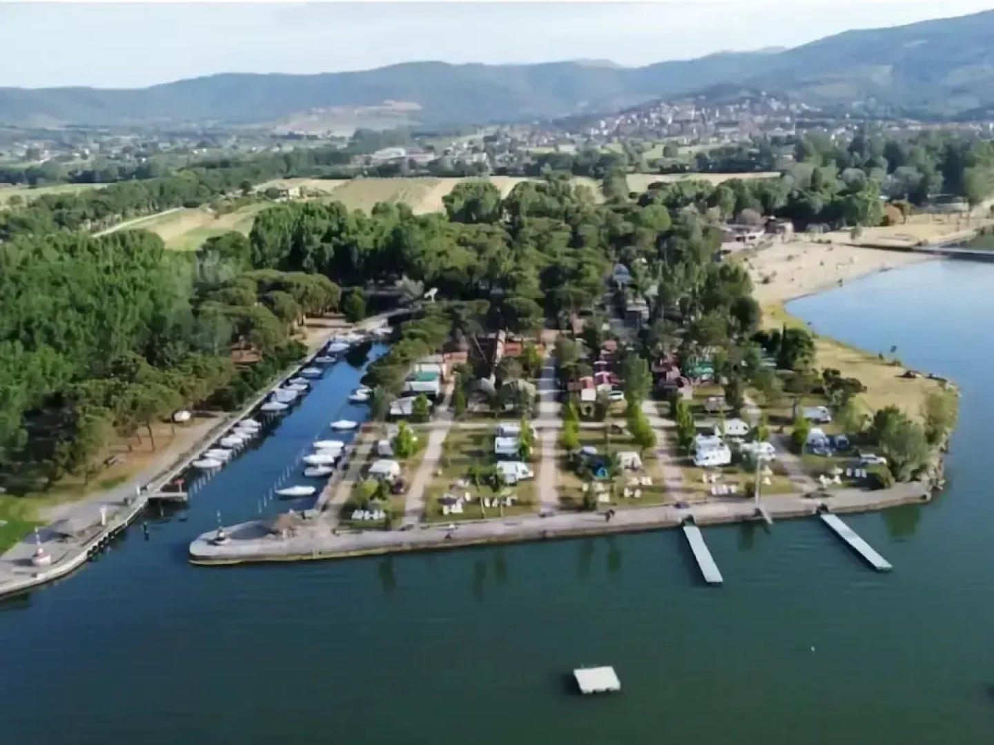Well-kept Chalet With Covered Veranda on Lake Trasimeno