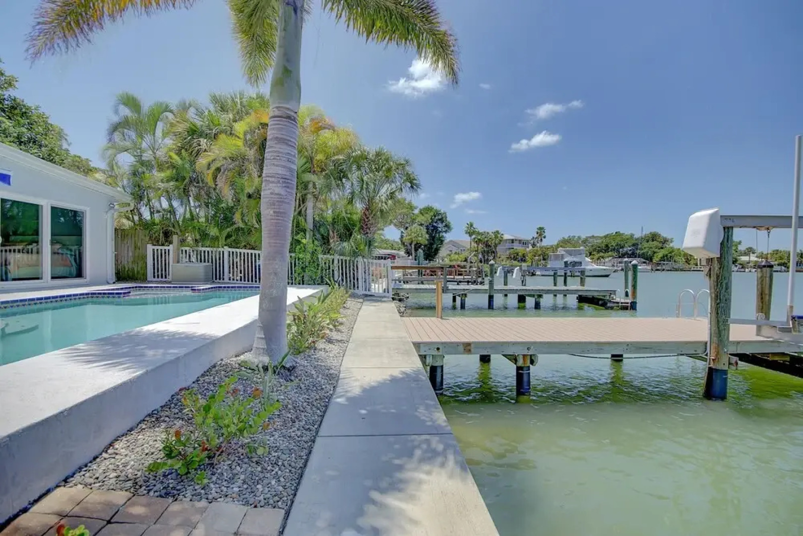 Water Lover's Paradise - Weekly Rental 2 Bedroom Home by Redawning