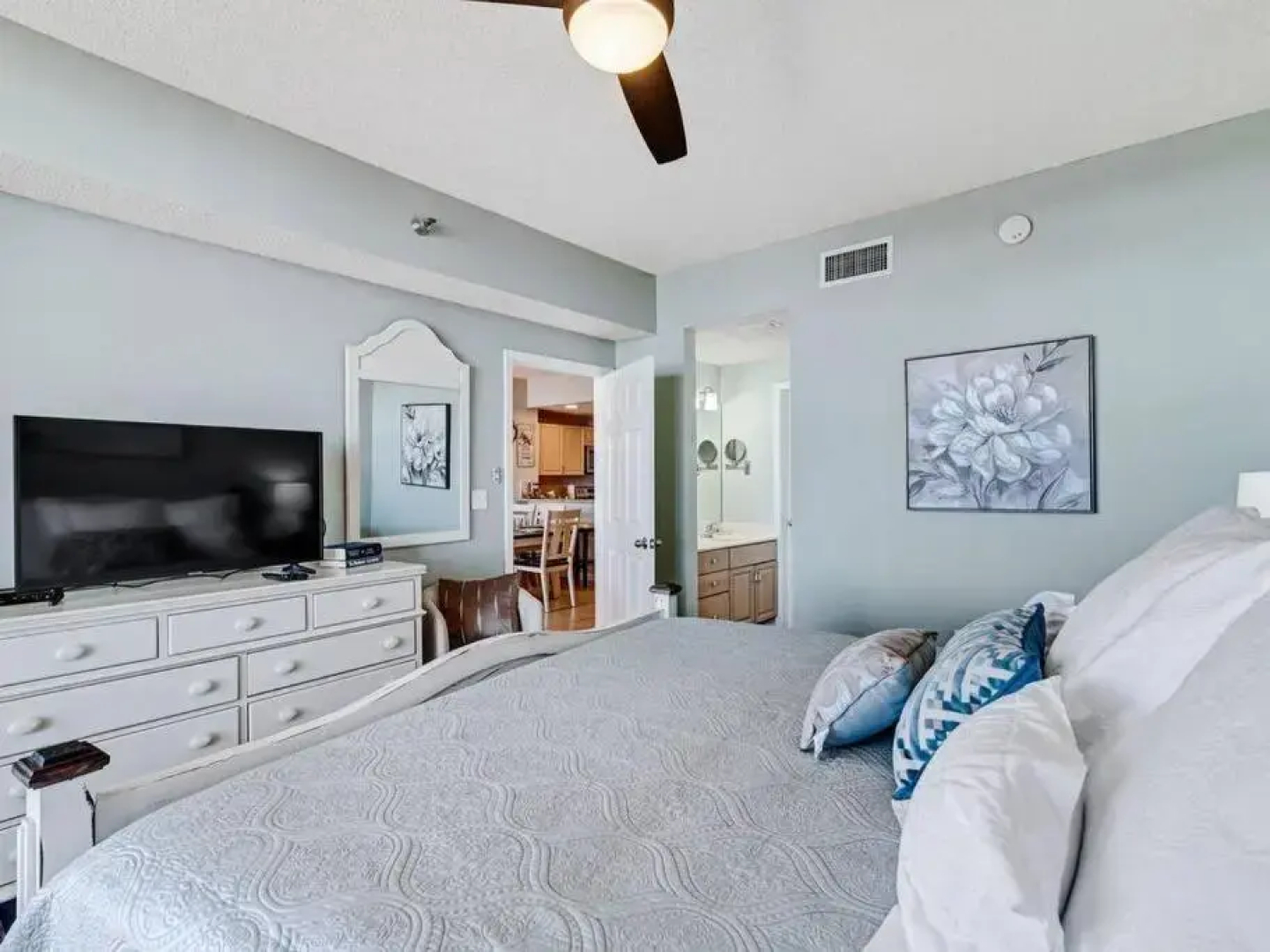 The Beach Club Doral 306 - Spacious Beachfront Condo!
