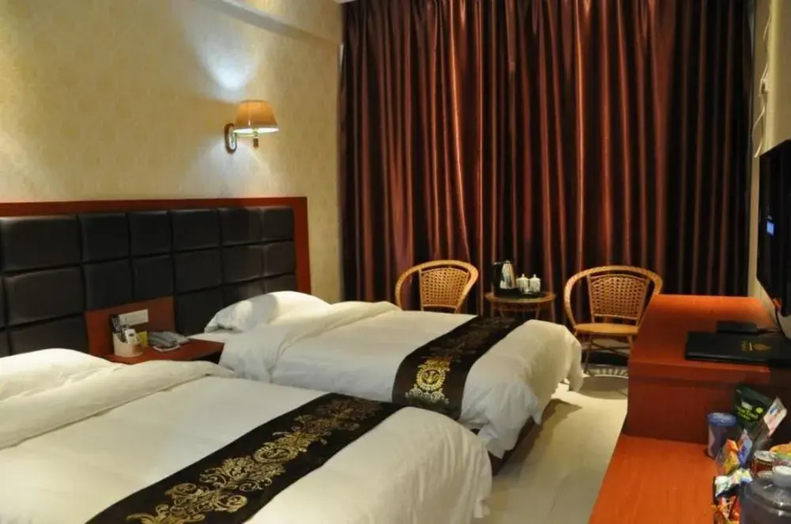 Yichuan Longsheng Business Hotel