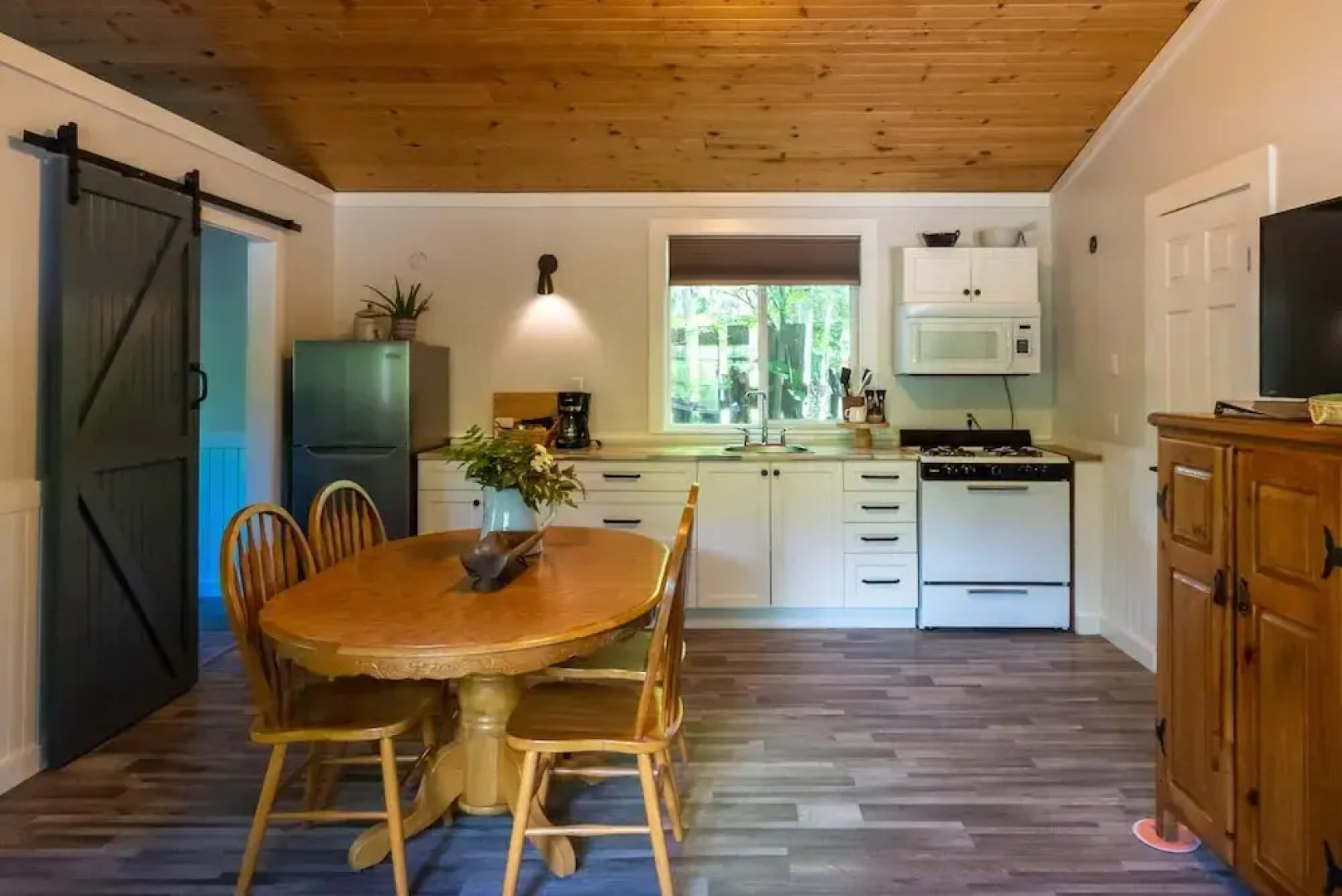 Barefoot Villas Cabin 1 Beaver w/ Hot tub