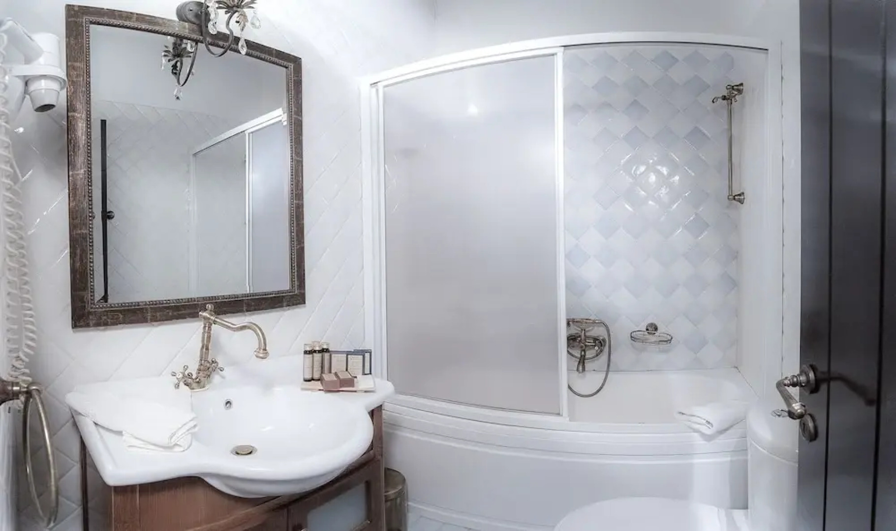Ostra Menalon Luxury Suites