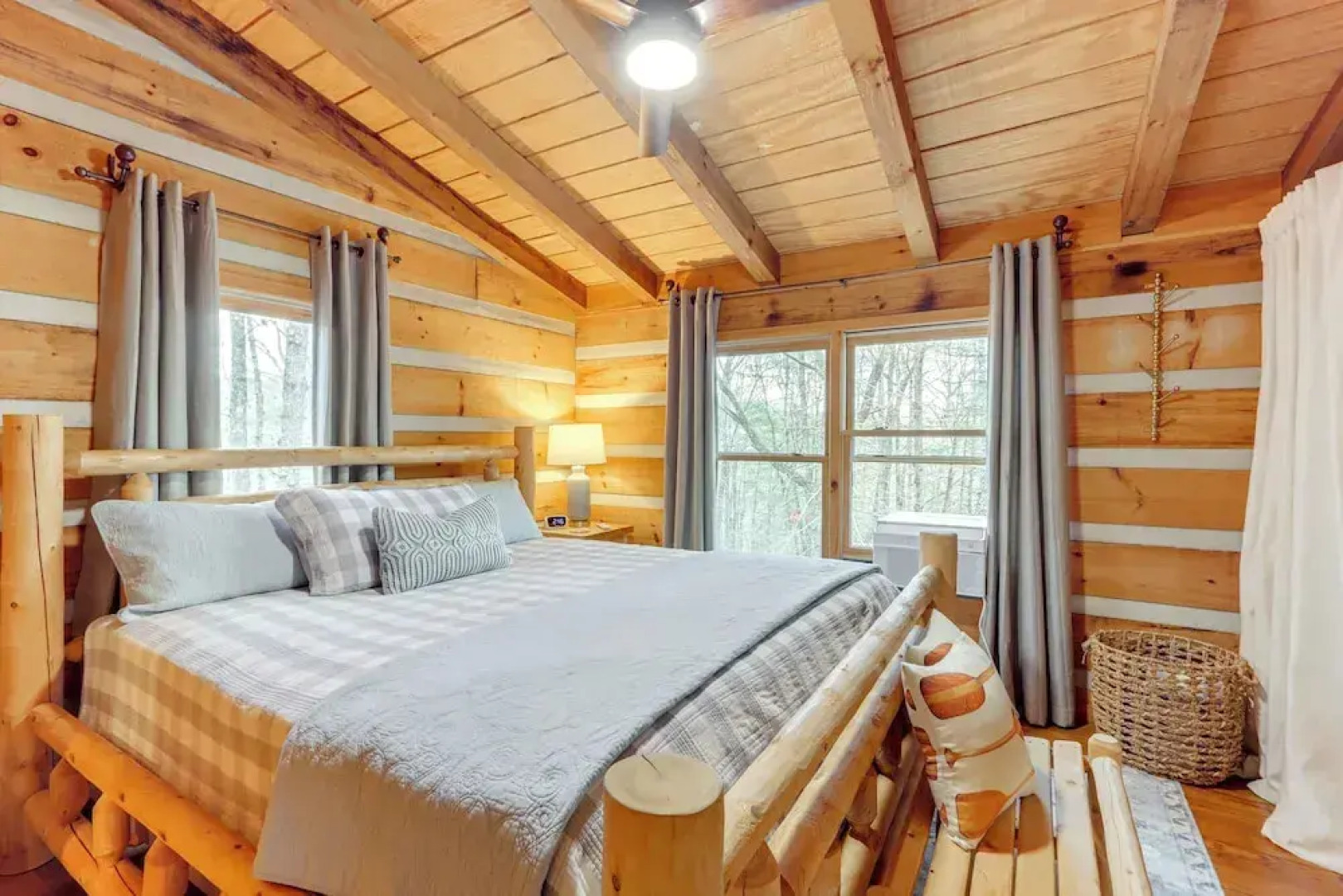 Hot Tub & Games: Ridgetop Cabin in Blue Ridge!