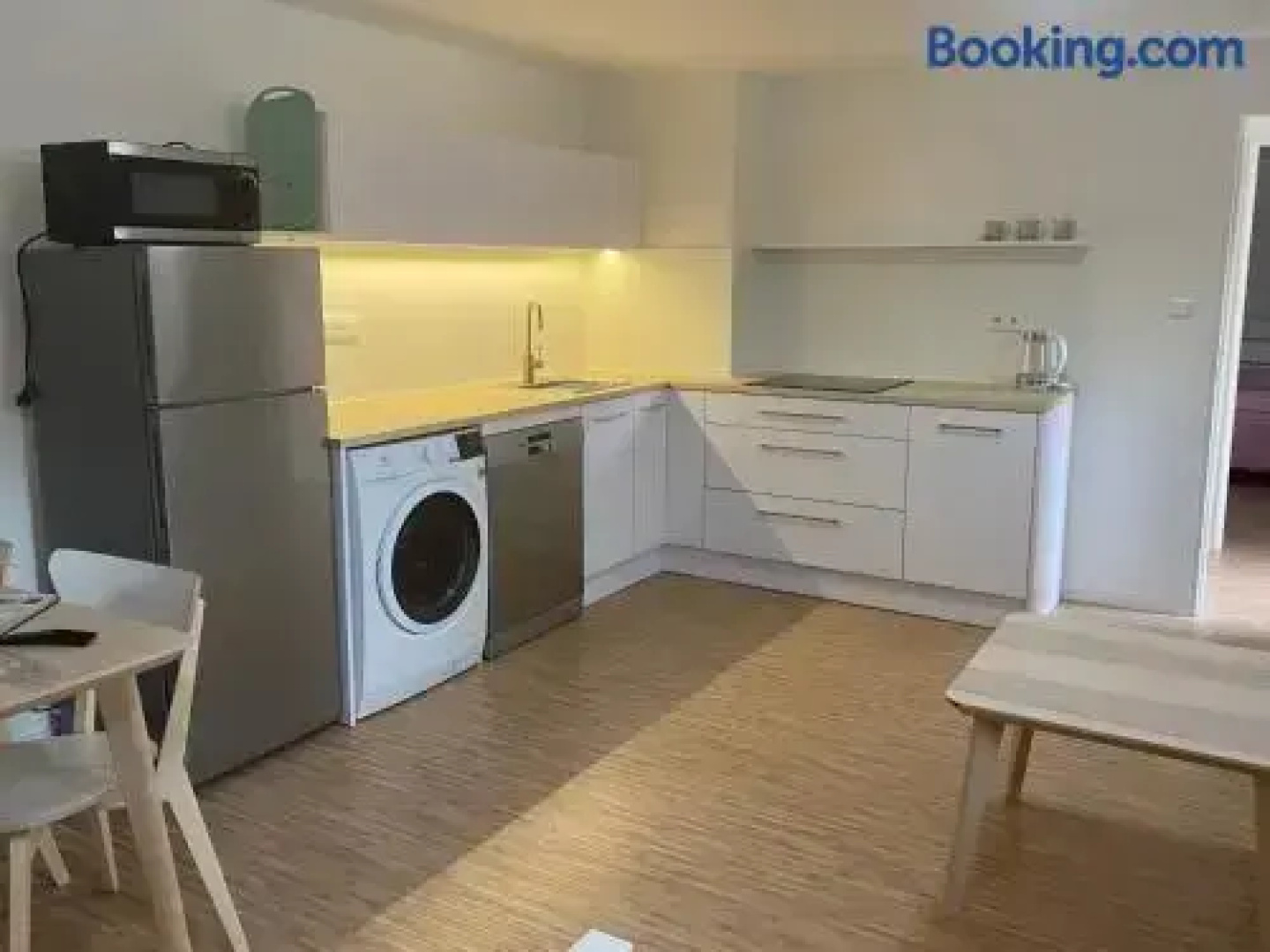 Red Travel Apartment