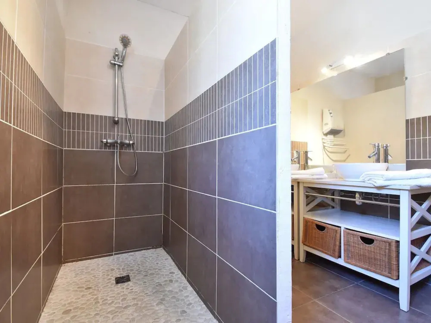 Spacious Villa in Vaison-la-Romaine with Swimming Pool