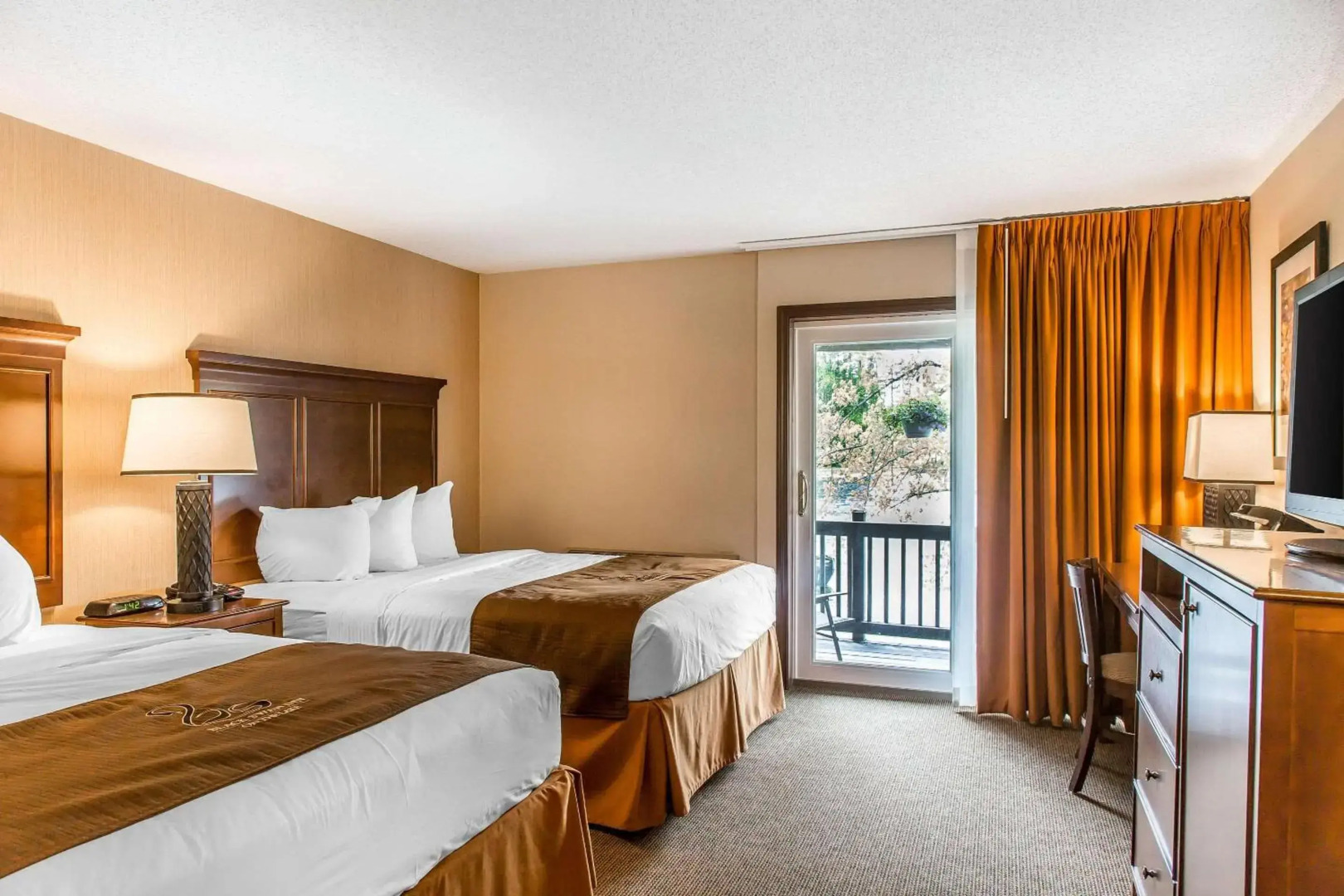 The Black Swan Lee - Lenox, an Ascend Collection Hotel