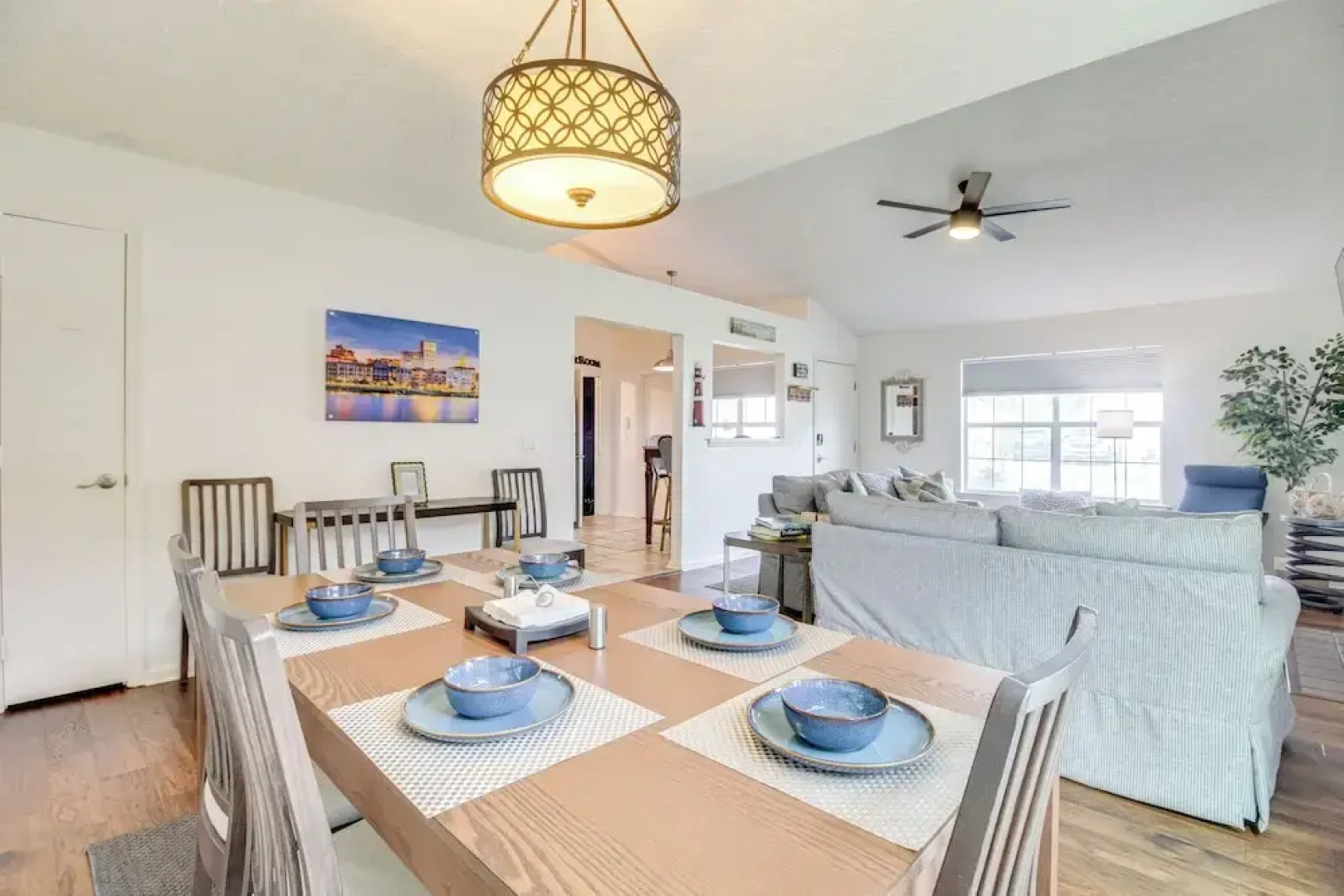 Near Dtwn & Beach: Savannah Home w/ Game Room!