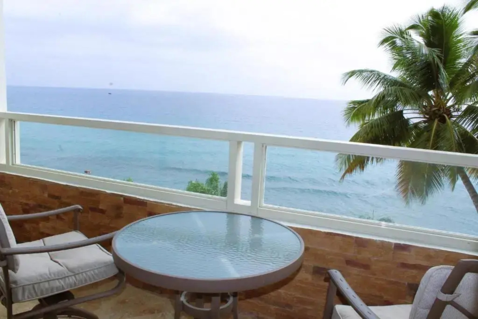 Beachfront 2 bdr apt with beautiful views