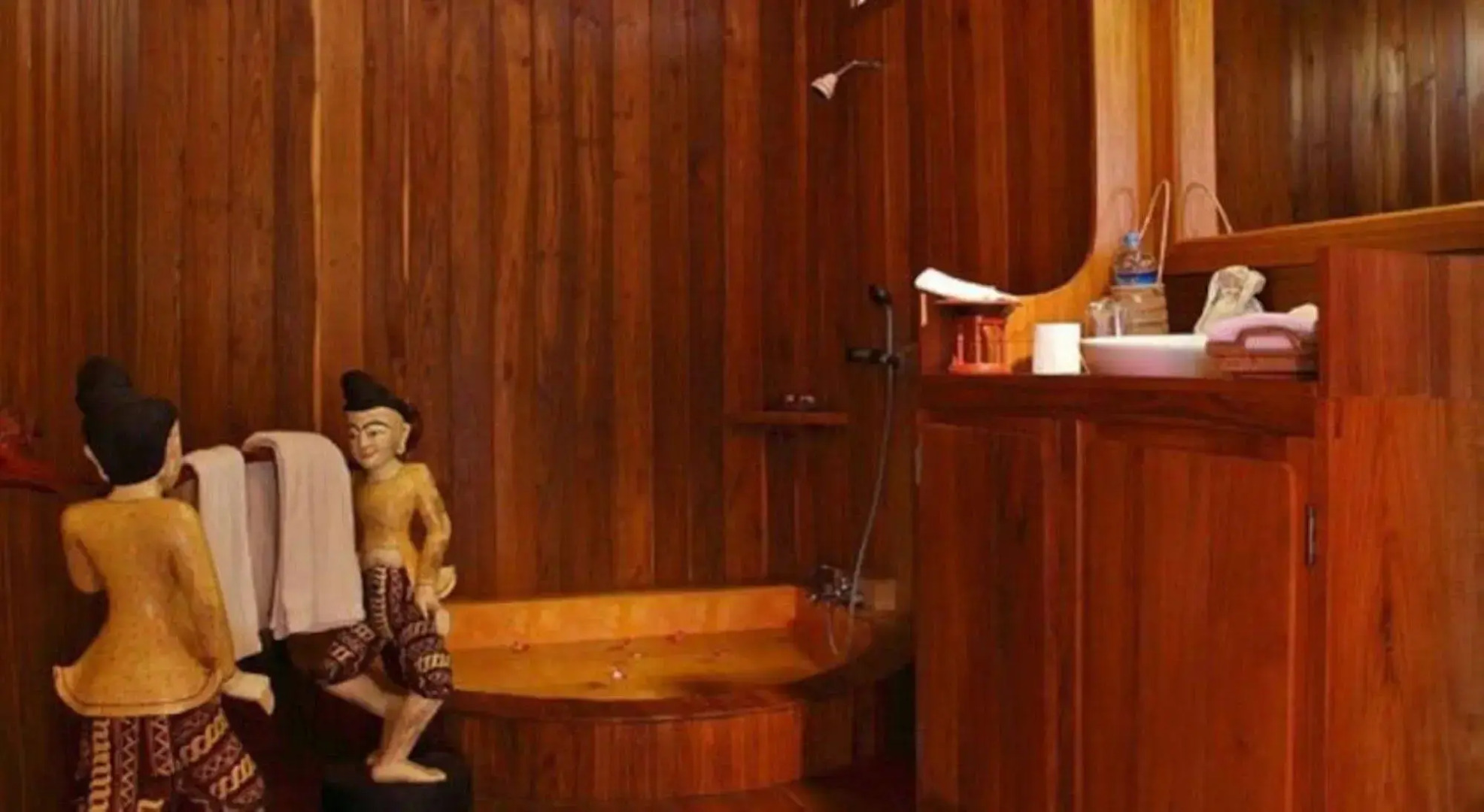 Shwe Inn Tha Floating Resort