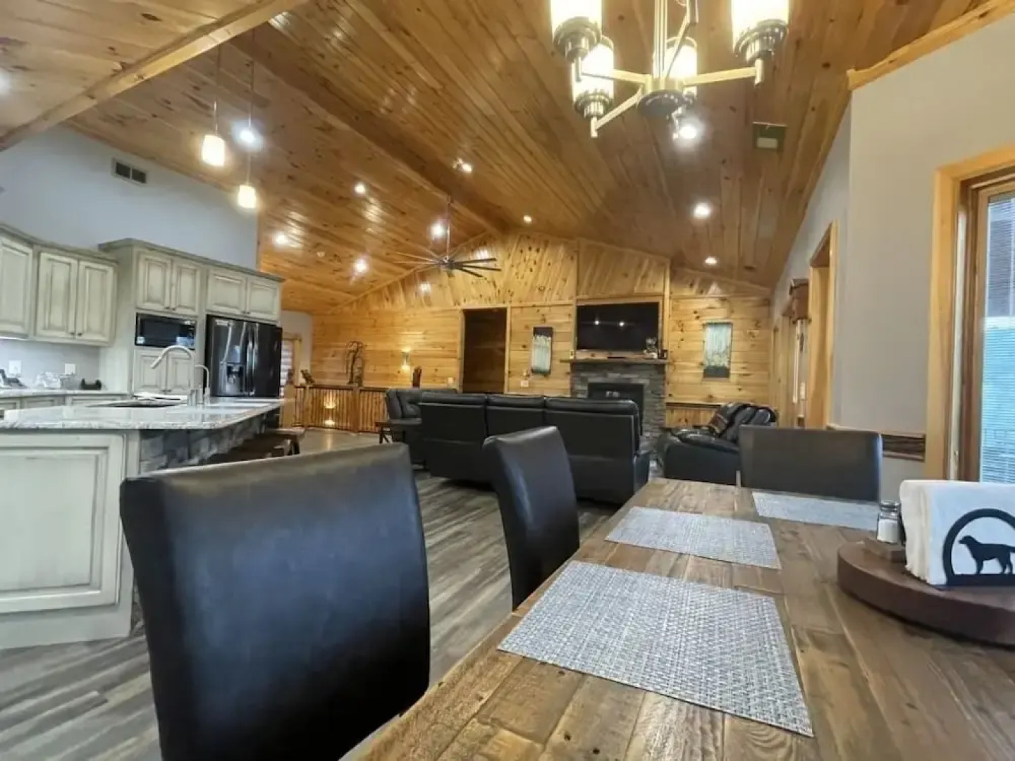 Nature lovers dream! Steps from fishing plus 140 acres of hiking! 4 Bedroom Home by RedAwning