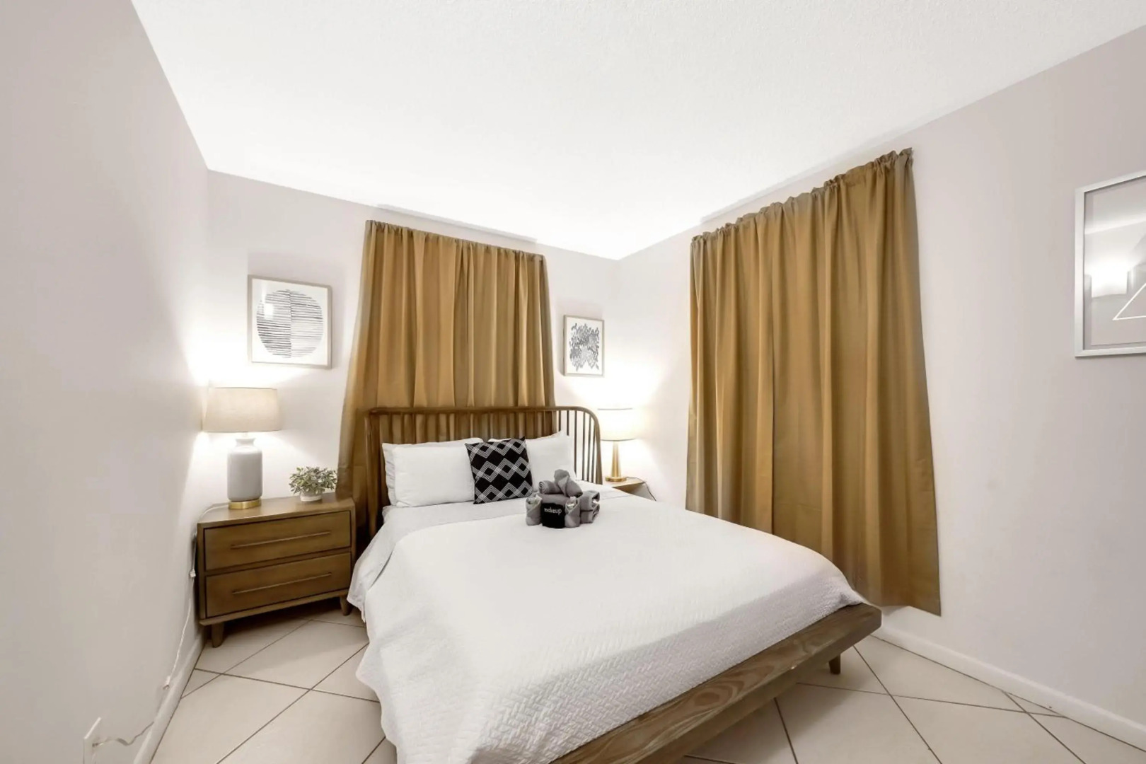 Apartment 1 block from beach and shops