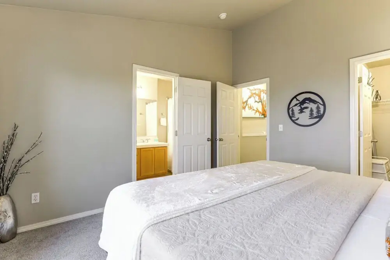 Walk to Mcmenamins Edgefield: Inviting Townhome!