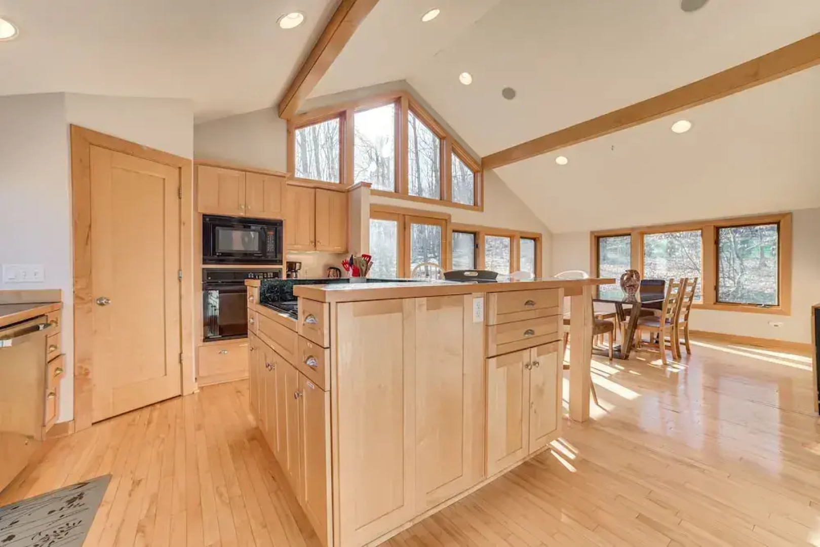Soaking Tub & Fire Pit! Home Near Dtwn Suttons Bay