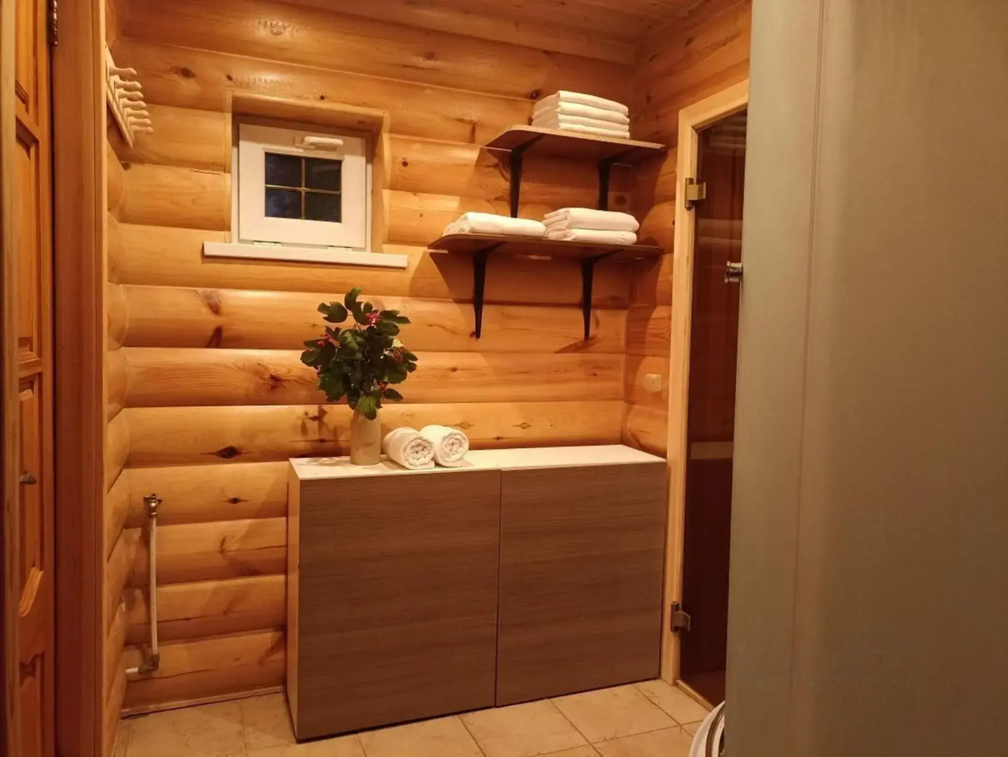 Бревенчатый дом с русской баней на дровах