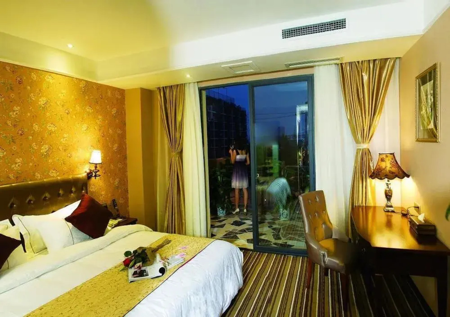 Chengdu Care U Well Hotel