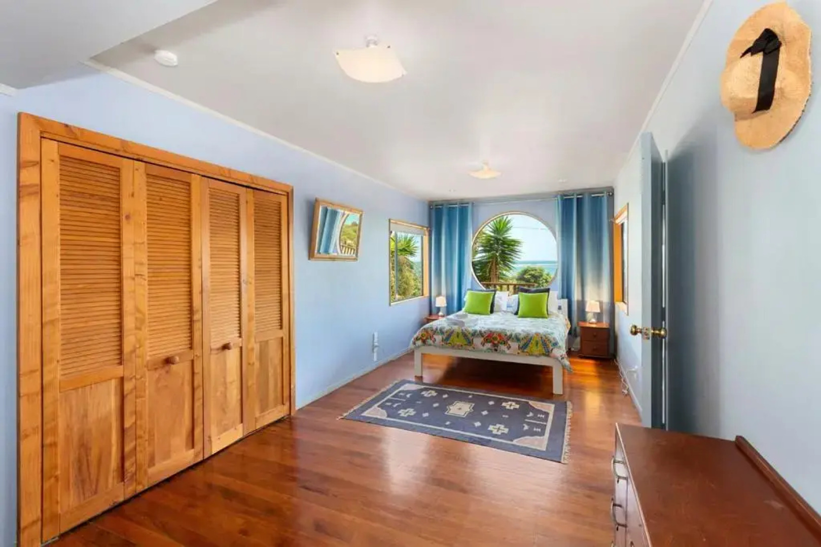 The Big Round Window - Raglan Holiday Home