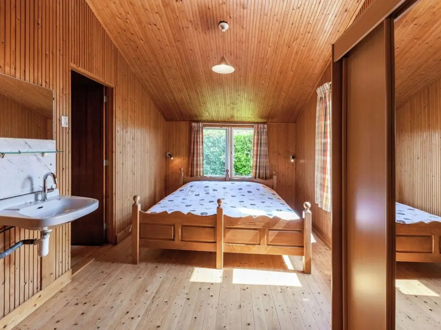 Calm Holiday Home in Burgh-Haamstede Zealand with Garden