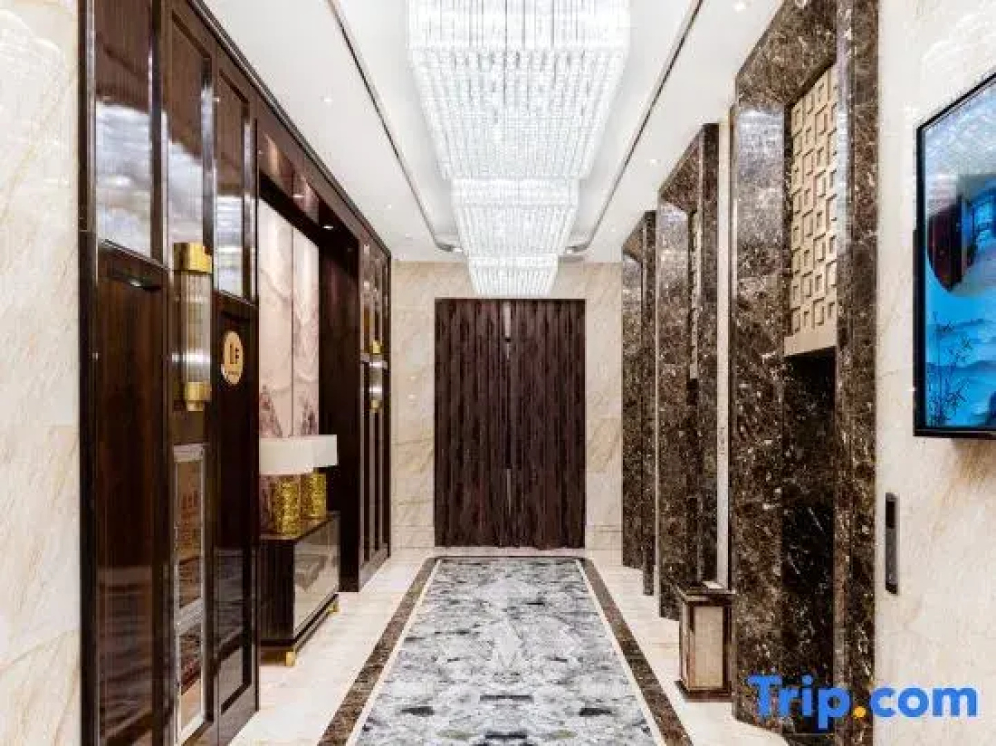 Chengkong Carrey International Hotel (Jingmen Railway Station Jingchu University of Technology)