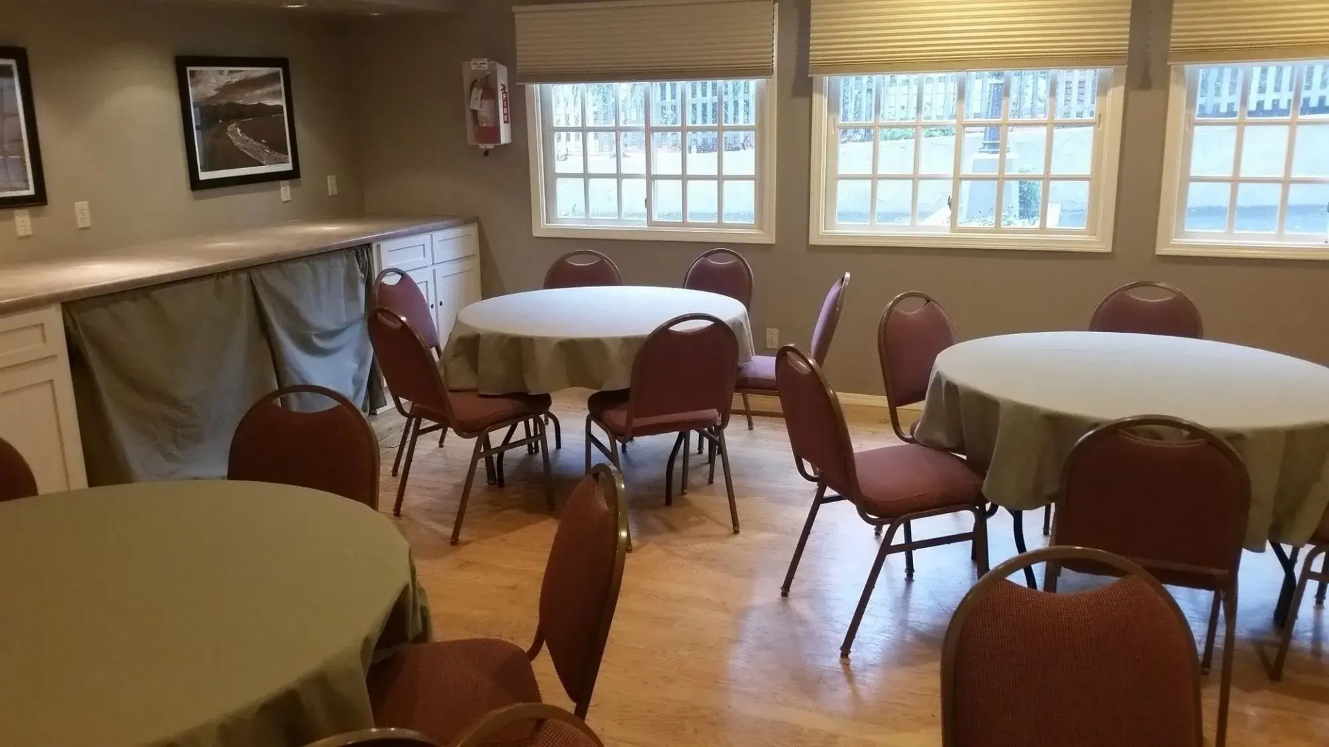 Pelican Inn & Suites