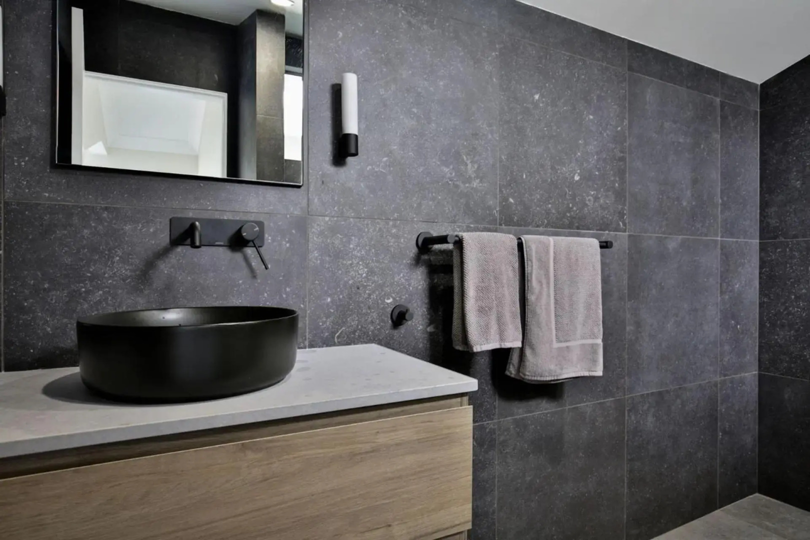 Seaview - Pet Friendly with Stunning Views - 1 Min to Beach