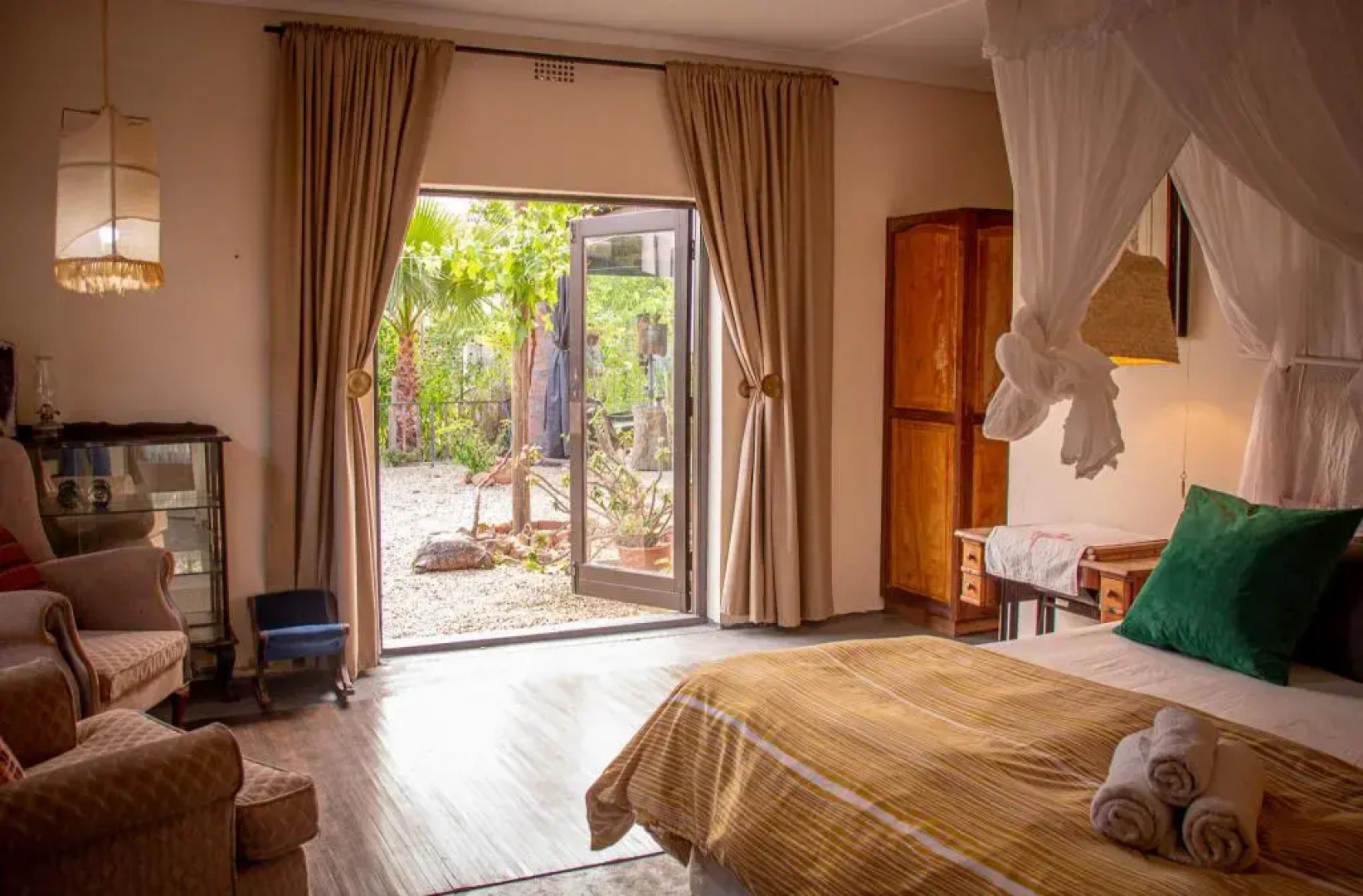 Ebonymoon Guest House and Studio