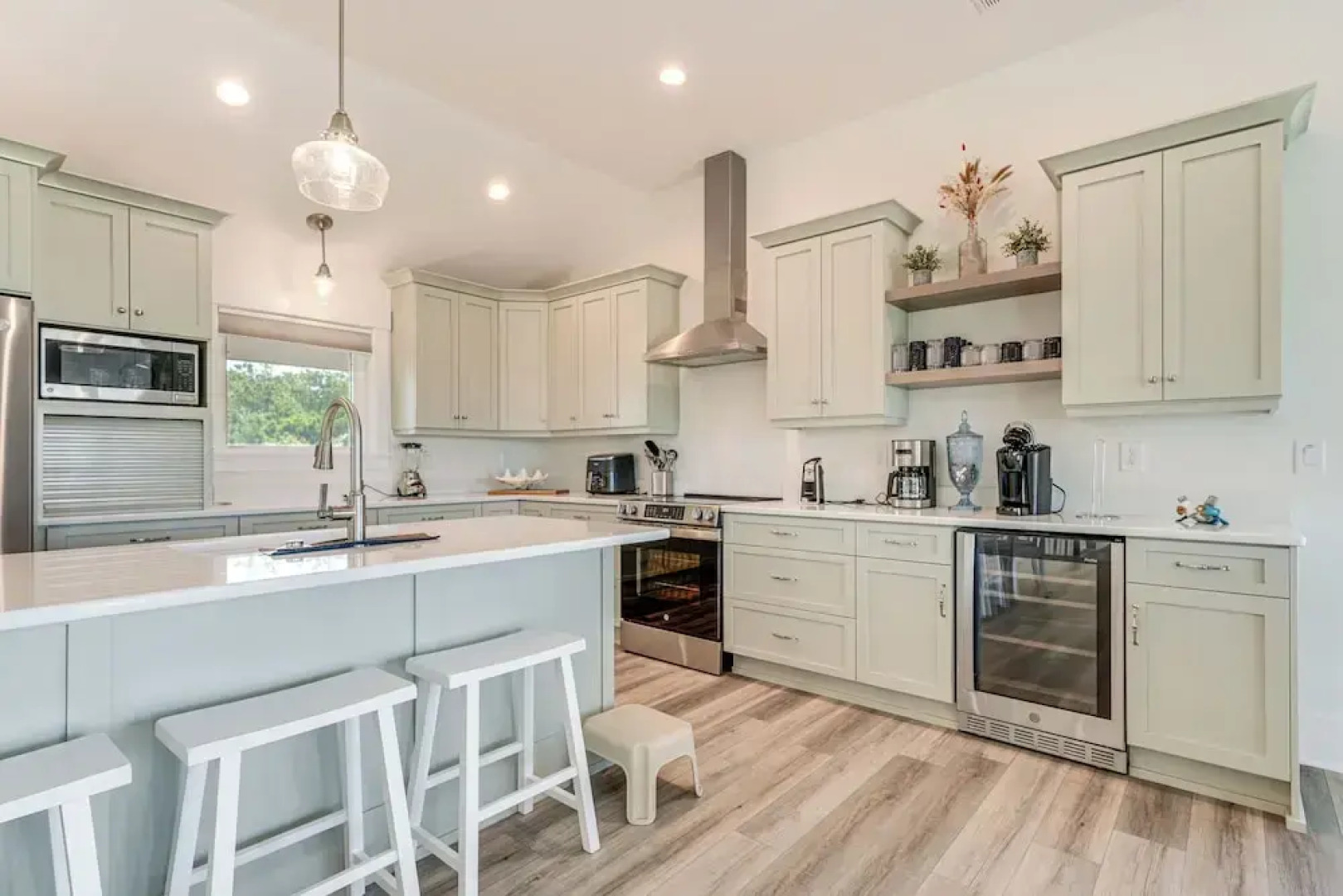 Walk to Beach: Southern Shores Retreat w/ Hot Tub