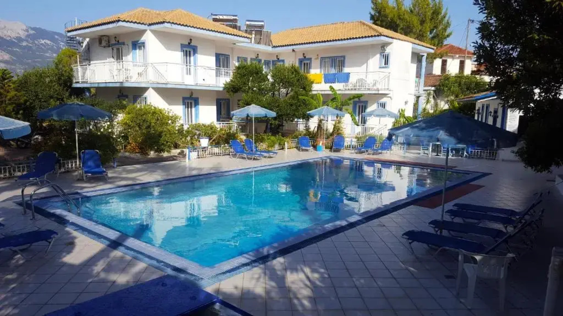 Blue White Hotel Studio Apartments