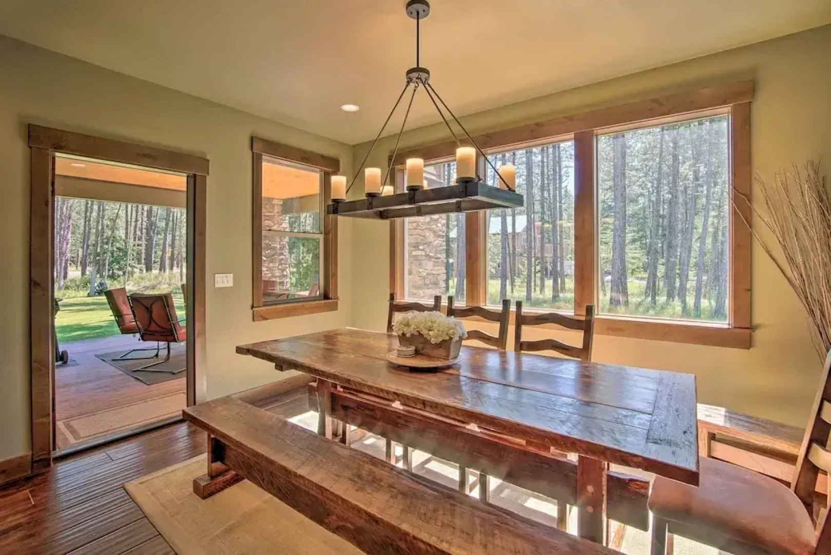 Modern-rustic Ronald Getaway: Hot Tub, Grill!