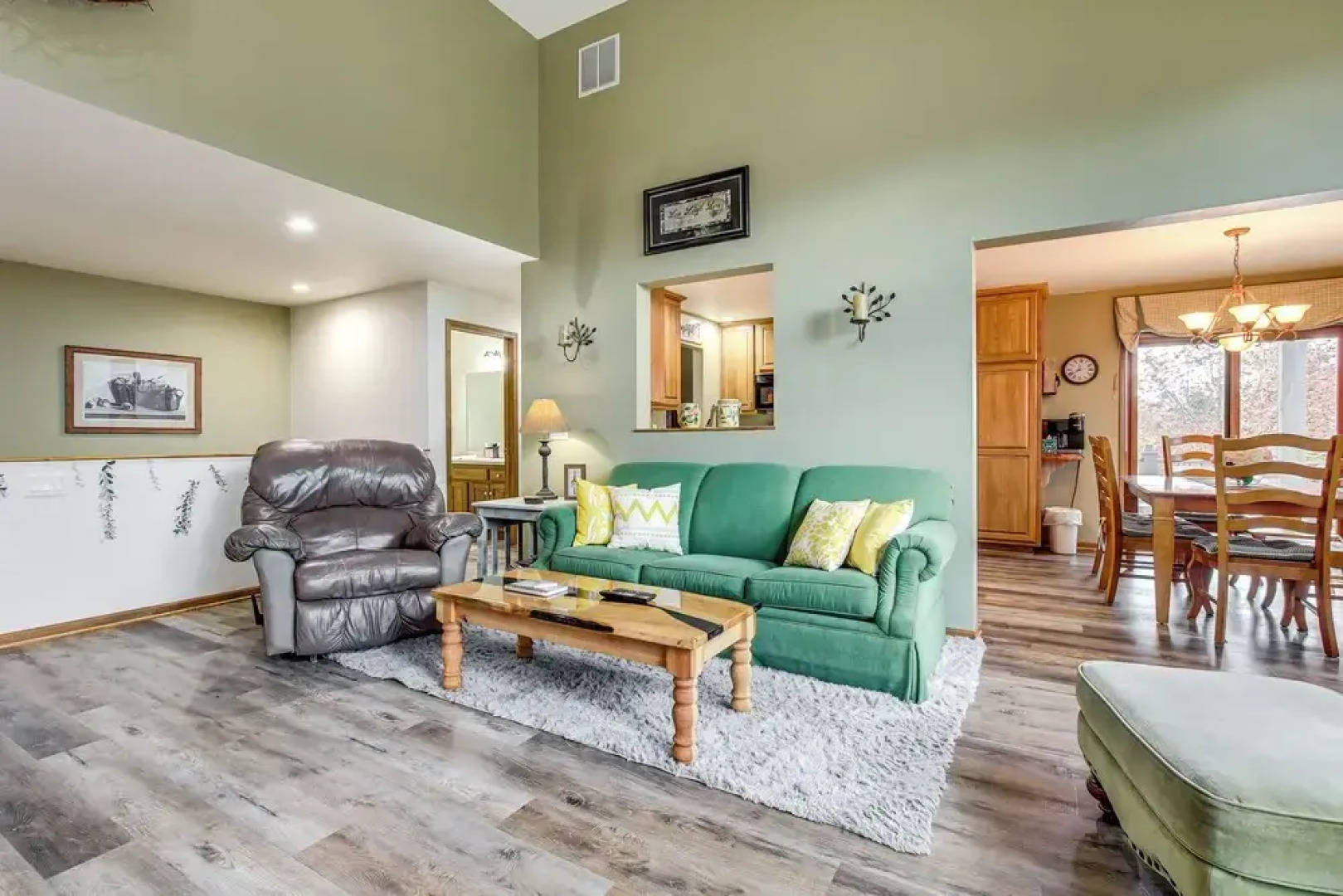 Door County Townhome: Pool Access, 1 Mi to Beach!