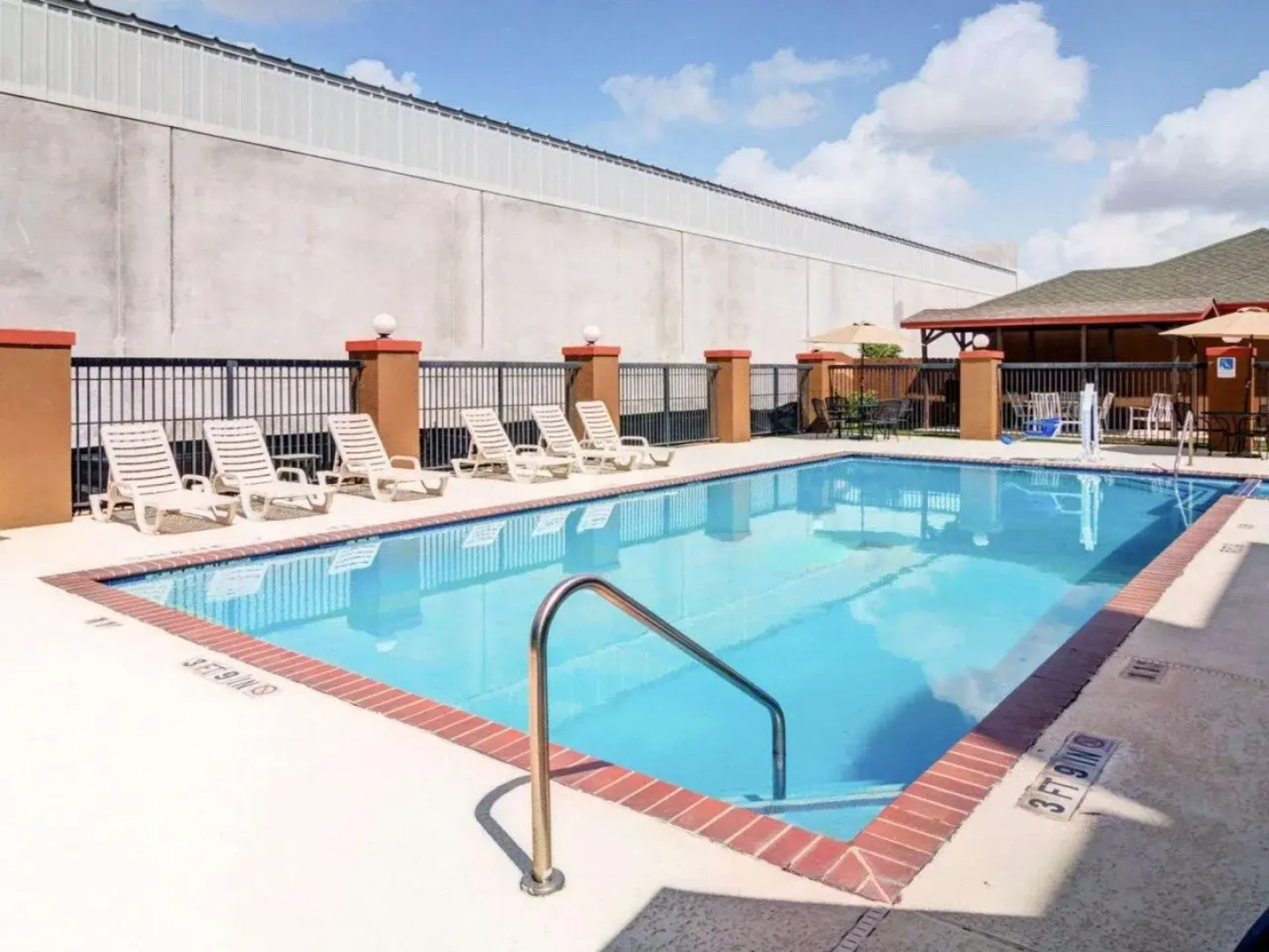 Quality Suites Houston IAH Airport - Beltway 8