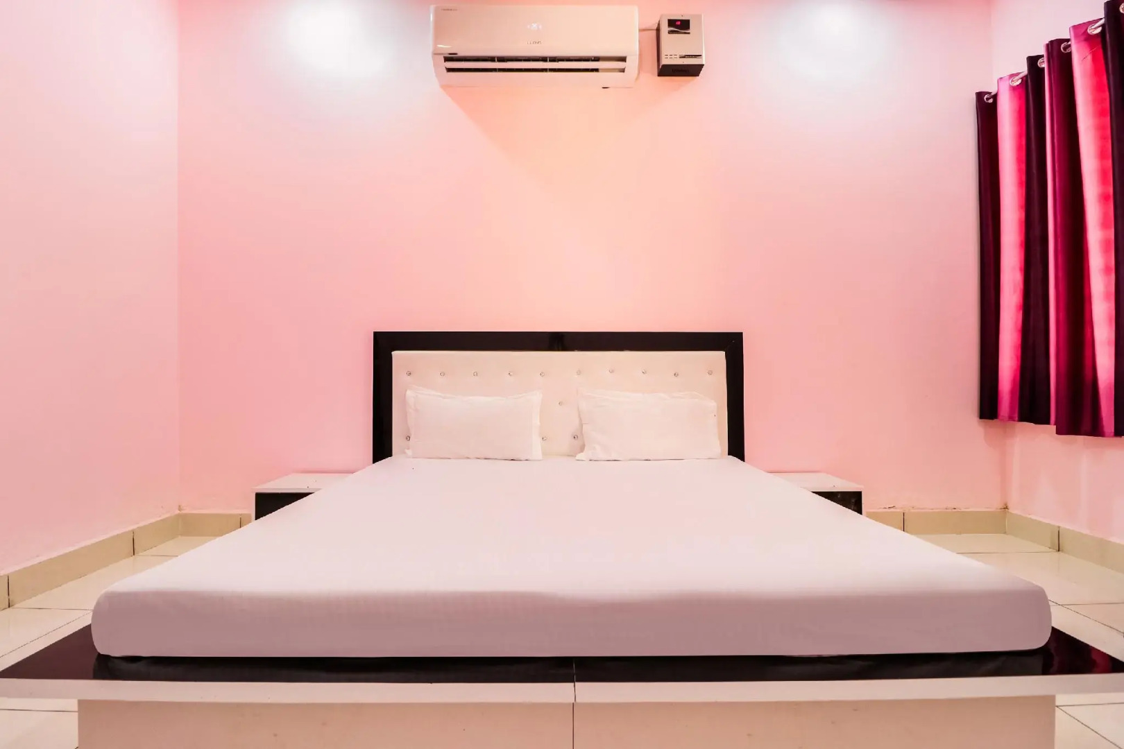 SPOT ON 49555 The Royal