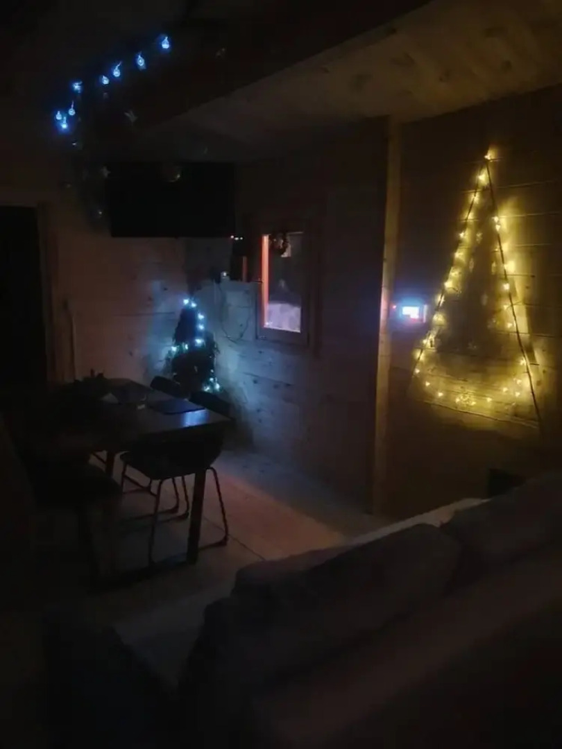 Log Cabin on the Lake - Sleeps 4 & Jacuzzi